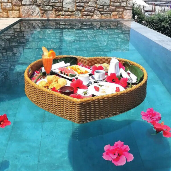 https://new.floatingbreakfast.gr/wp/wp-content/uploads/2017/04/floating-breakfast-plotos-diskos-pisinas-servirismatos-kardia-mpez-pou-epipleei-600x600.jpg