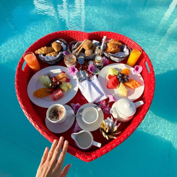 https://new.floatingbreakfast.gr/wp/wp-content/uploads/2019/06/diskos-kokkini-kardia-pou-epiplei-stin-pisina-floating-breakfast-600x600.jpg