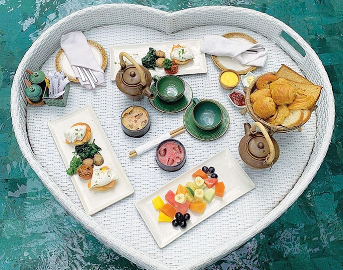 https://new.floatingbreakfast.gr/wp/wp-content/uploads/2020/01/floating-breakfast-tray-heart-kardia-white-diskos-proinou-pisina-hotel2.jpg