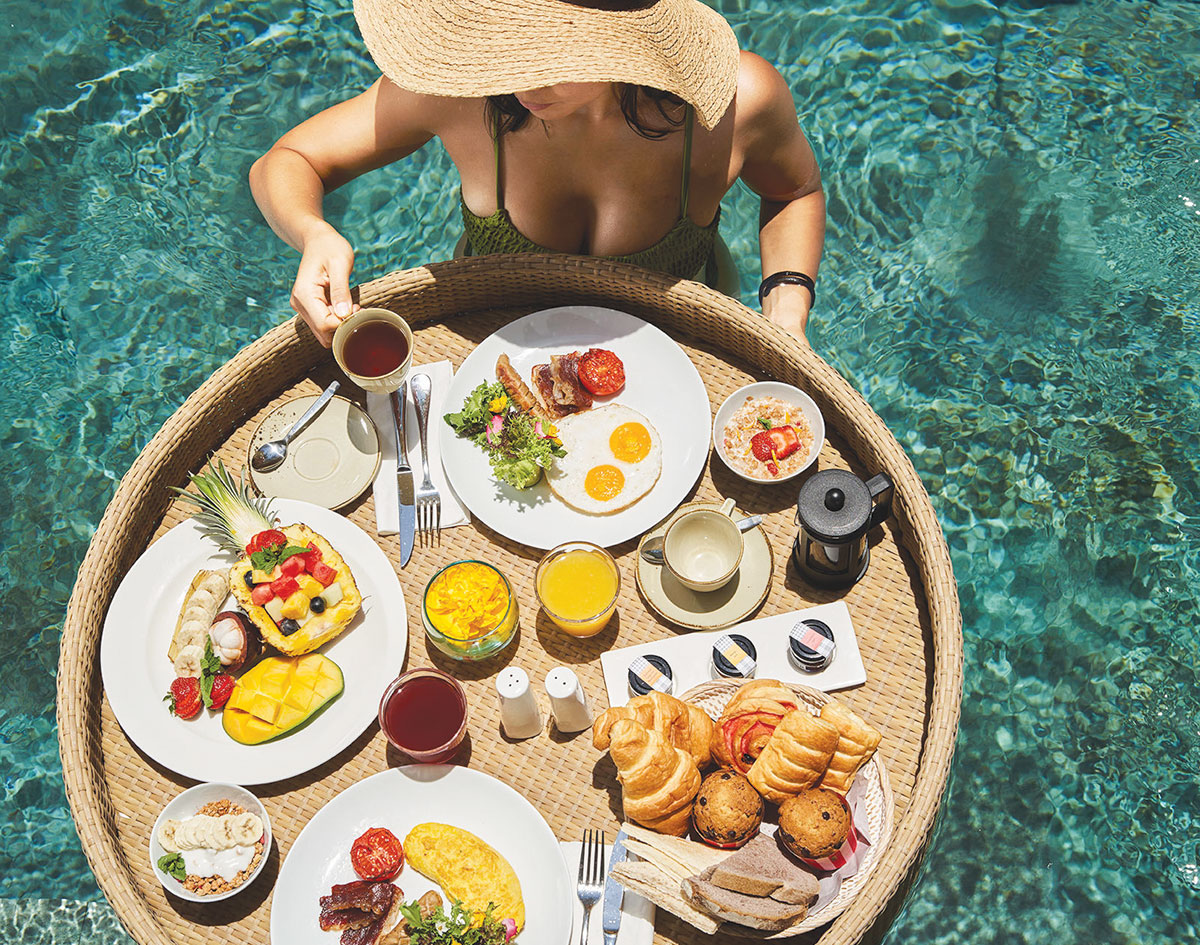 https://new.floatingbreakfast.gr/wp/wp-content/uploads/2020/01/floating-breakfast-tray-round-brown-diskos-proinou-pisina-hotel3.jpg