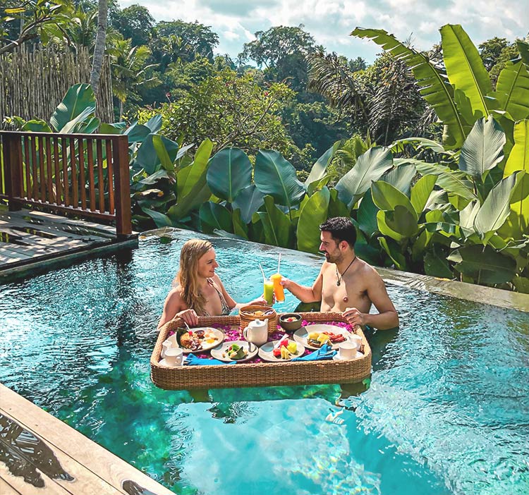 https://new.floatingbreakfast.gr/wp/wp-content/uploads/2020/03/floating-tray-pool-breakfast-diskos-servirismatos-proinou4.jpg