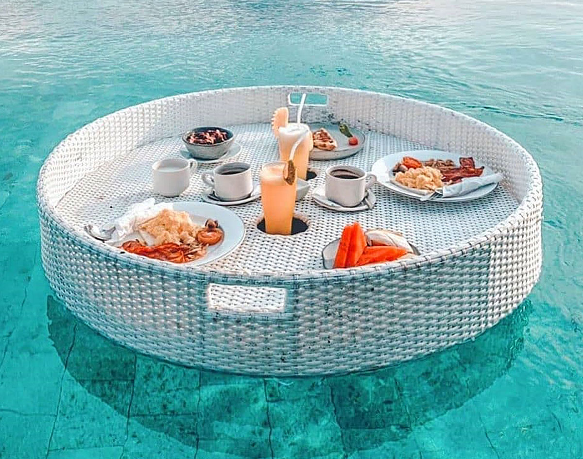 https://new.floatingbreakfast.gr/wp/wp-content/uploads/2022/11/floating-breakfast-plotos-diskos-pisinas-servirismatos-stroggylos-leukos1.jpg