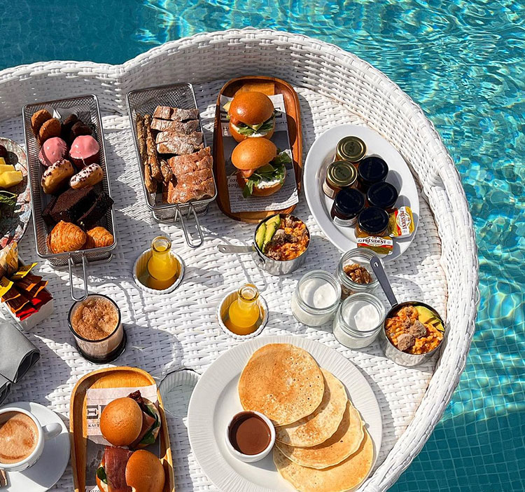 https://new.floatingbreakfast.gr/wp/wp-content/uploads/2024/01/floating-tray-pool-breakfast-diskos-servirismatos-proinou6.jpg